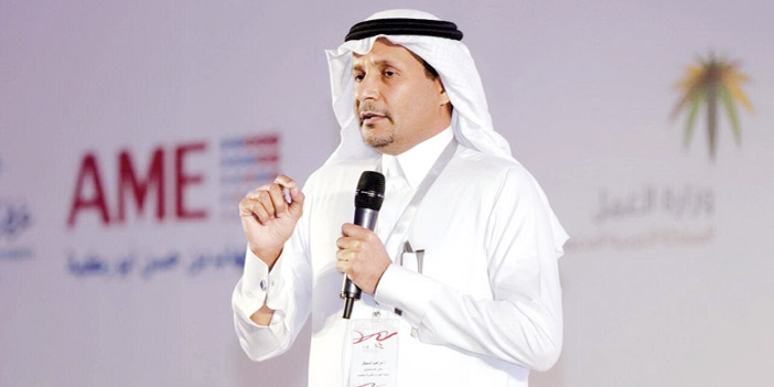  المعيقل يتحدث خلال منتدى الموارد البشرية