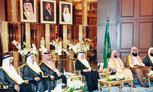  الأمير سعود بن نايف خلال الجلسة