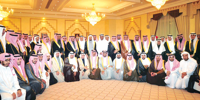  صورة جماعية مع رجال الأعمال