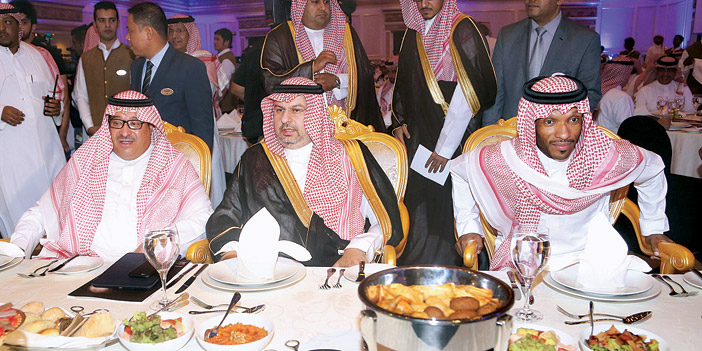  الرئيس العام الأمير عبدالله بن مساعد والأمير نواف بن محمد بجانب اللاعب عمر الغامدي