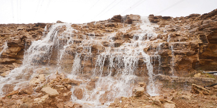 شلالات مياه الأمطار.. منظر خلاّب في جبال طويق 