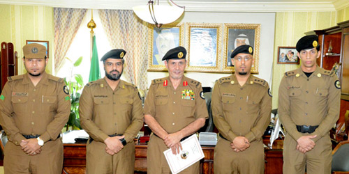  اللواء ناصر الدويسي في لقطة مع المكرّمين