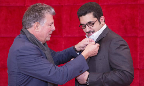  جويل بوزو يسلم الأمير نواف وسام المنظمة