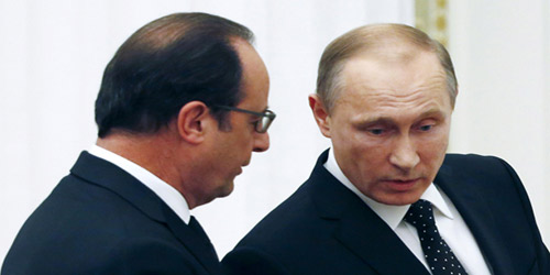  بوتين وهولاند في حديث جانبي بعد انتهاء محادثاتهما في موسكو