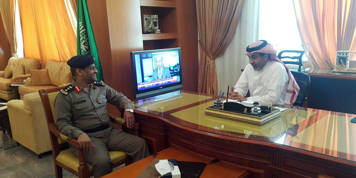  المحافظ في لقائه بمدير الدفاع المدني