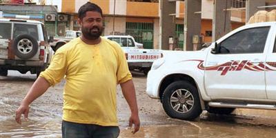 رئيس بلدية ضباء يكرّم عاملاً أرشد المارة لإبعادهم عن فتحة تصريف المياه 