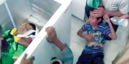  طفل يبكي أخويه اللذين قتلتهما ميليشيات الحوثي وصالح