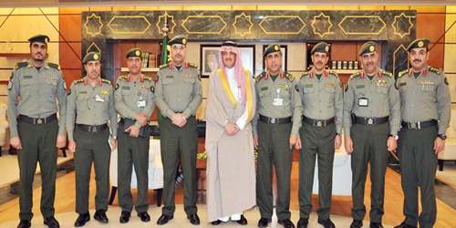  الأمير سعود بن نايف مع اللواء اليحيى وعدد من منسوبي الجوازات