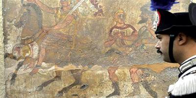 لوحات جدارية سرقت من قبر أثري تعرض في إيطاليا 