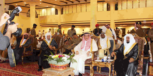  الأمير محمد بن ناصر داخل المسجد بعد الافتتاح