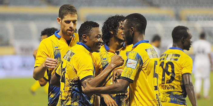  فرحة اللاعبين بأحد الأهداف في مباراة هجر