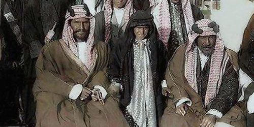  الشيخ مبارك الكبير بجانب الملك عبدالعزيز بن عبدالرحمن آل سعود