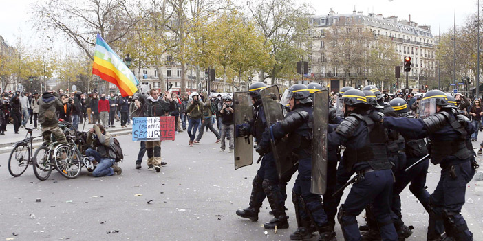  الشرطة الفرنسية تشتبك مع المحتجين المناهضين لمؤتمر المناخ في بورجيه