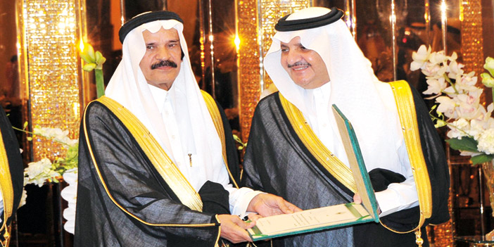  أمير المنطقة الشرقية مكرماً رئيس التحرير الاستاذ خالد المالك