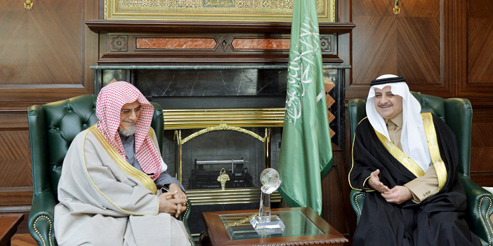 أمير منطقة تبوك يستقبل الشيخ صالح بن حميد ومحافظ الوجه السابق 