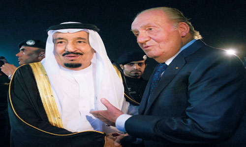  خادم الحرمين مستقبلا ملك إسبانيا السابق لدى وصوله الرياض