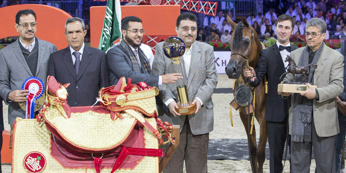  الأمير عبدالعزيز بن أحمد يحمل الجائزة