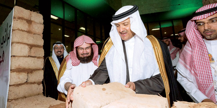  الأمير سلطان بن سلمان والشيخ د. السديس يشاركان البناء بالطين