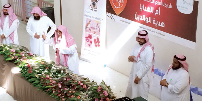 مدرسة تقدم هدية لأمهات الطلاب.. ووردة مع كل طالب لـ(أم الهدايا) 