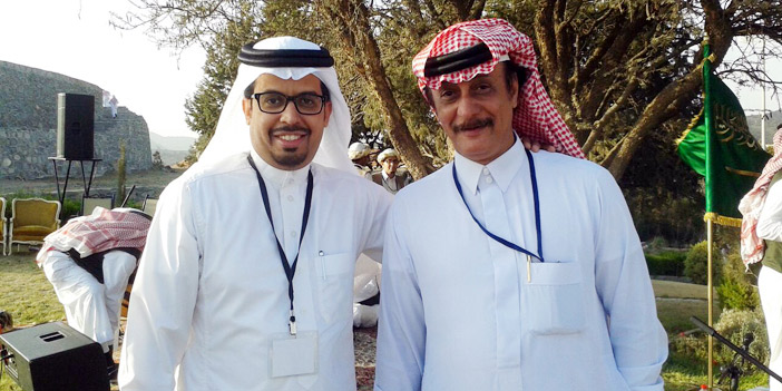  عمر العطاس «يمين» مع الزميل علي العبدالله