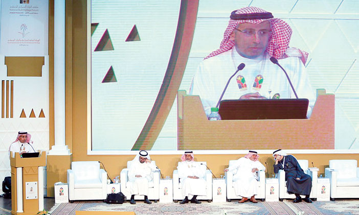  د. فيصل الفاضل متحدثاً عن نظام الآثار والتراث العمراني