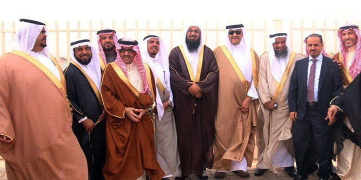  الأمير سلطان مع الدكتور بندر الفهيد وعدد من لأعيان المحافظة