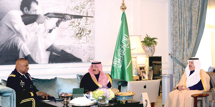 الأمير متعب بن عبد الله يلتقي قائد القيادة الوسطى الأمريكية 