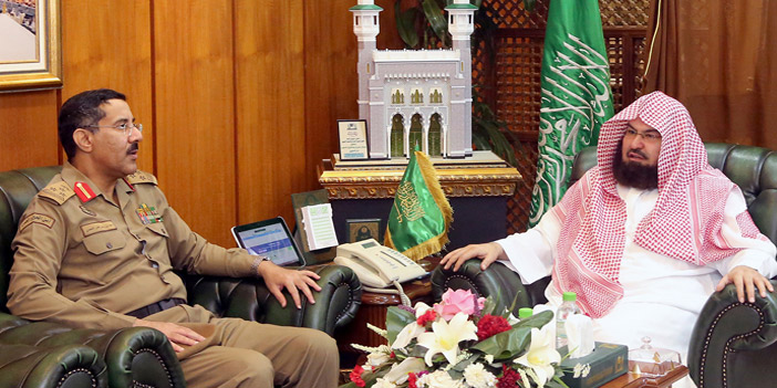  الرئيس العام لشؤون المسجد الحرام يتحدث مع العميد الأحمدي