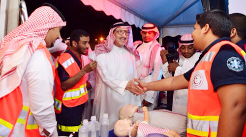  أمير جازان أثناء معرض هيئة الهلال الأحمر