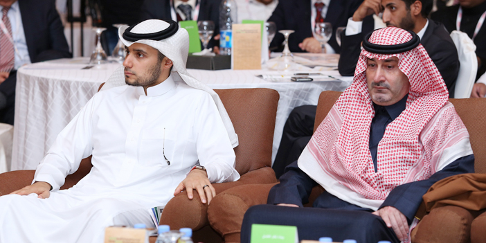  حضور افتتاح المؤتمر ويبدو الأمير خالد بن الوليد