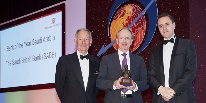  الوسط السيد ديفيد ديو العضو المنتدب لـ«ساب» يتسلم الجائزة