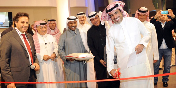  بدر الحماد يفتتح معرض أتموسفير