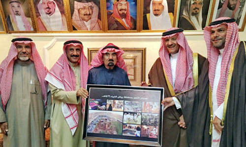  الأمير سلطان يستلم صور مهرجان تمور رياض الخبراء