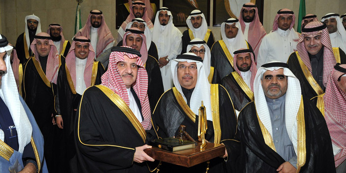  أمير المنطقة الشرقية مع أعضاء من لجنة المحامين والمستشارين
