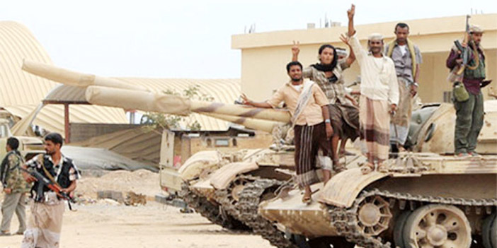  أفراد من المقاومة الشعبية يحاصرون معسكراً يسيطر عليه الحوثيون