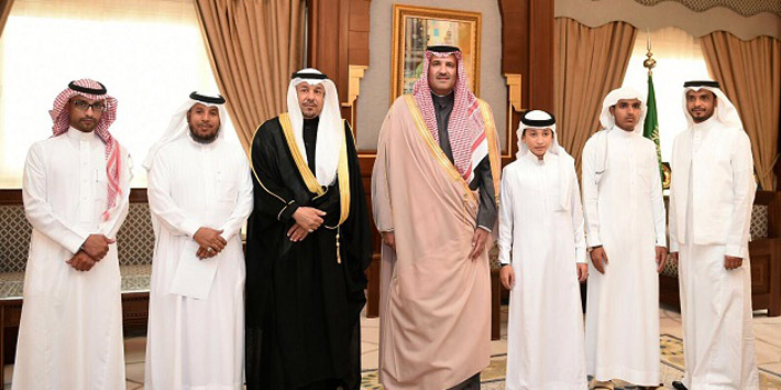  الأمير فيصل في صورة تذكارية مع الفائزين