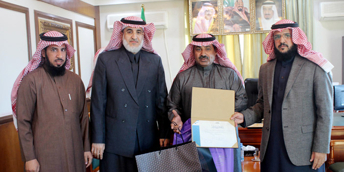  المحافظ يكرم أولياء أمور الطالبات