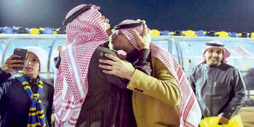  الحميد يطبع قبلة على رأس العمري الرئيس التنفيذي