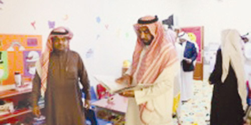  مدير التعليم داخل المعرض