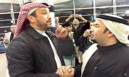  الأمير فهد بن خالد مع رئيس الأهلي الزويهري في المطار