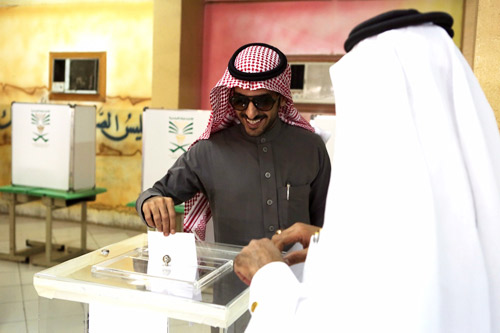  د. البار يتابع عملية التصويت في أحد المراكز