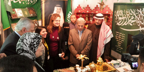  رئيس الجامعة خلال زيارته للجناح السعودي