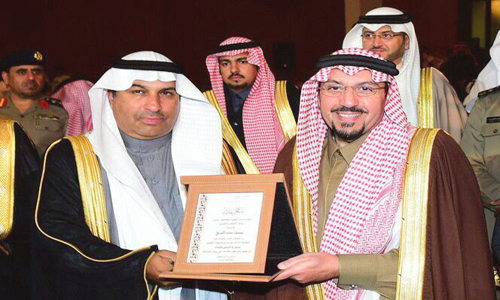  البديع يتسلم درع التكريم من سمو أمير القصيم