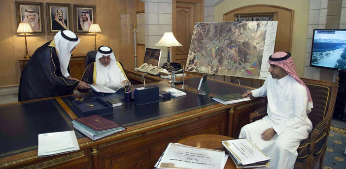  الأمير خالد الفيصل خلال استعراضه مستجدات الأعمال