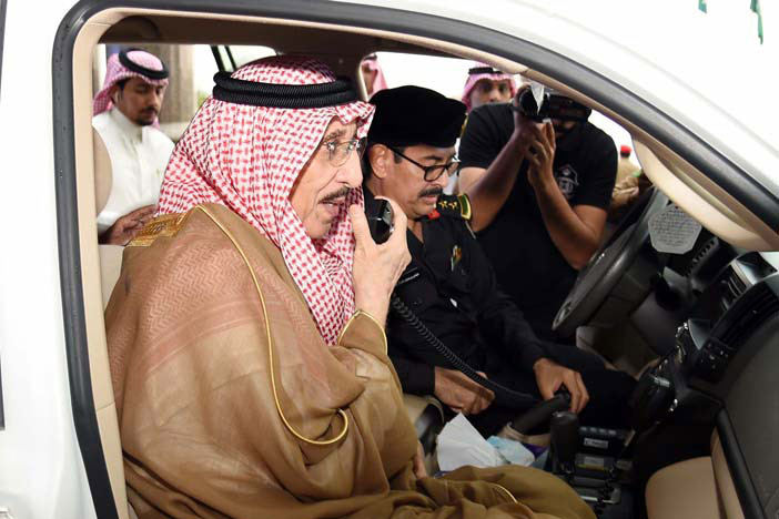  الأمير محمد عند صعوده لإحدى المركبات الأمنية الجديدة