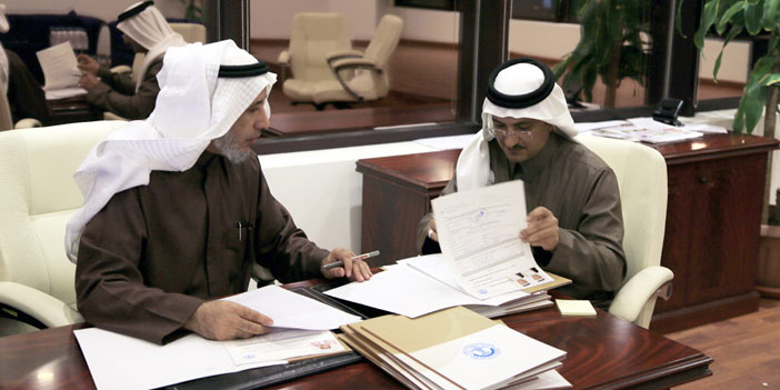  اللجنة الإشرافية على انتخابات غرفة الرياض أثناء مراجعة ملفات المتقدمين
