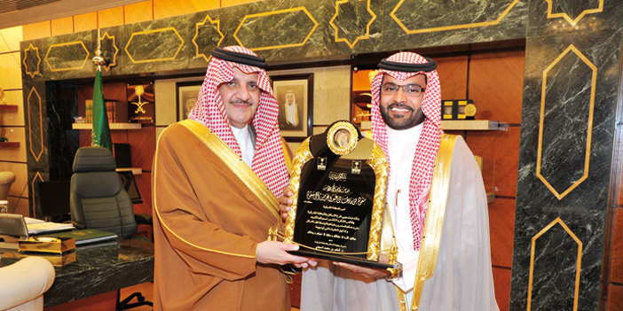  الأمير سعود بن نايف مع مدير عام فرع وزارة الإسكان