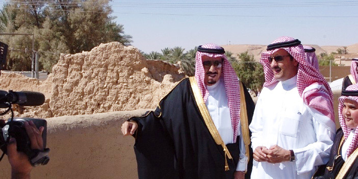  الأمير سلطان مع خادم الحرمين الشريفين في قرية الغاط التراثية