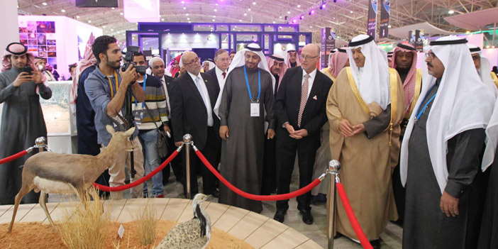  الأمير سلطان بن سلمان خلال تدشين معرض الحياة الفطرية