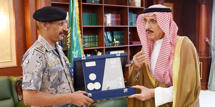  أمير المنطقة يتسلم التقرير